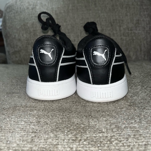 Size 6 Puma Women's Black and White Lowtop Sneakers Only Worn Once - Picture 3 of 6